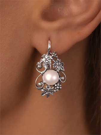 {{productViewItem.photos[photoViewList.activeNavIndex].Alt || productViewItem.photos[photoViewList.activeNavIndex].Description || 'серьги с жемчугом арт.22-39'}}